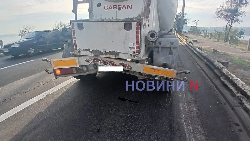 Chevrolet «догнал» тягач MAN на мосту в Николаеве