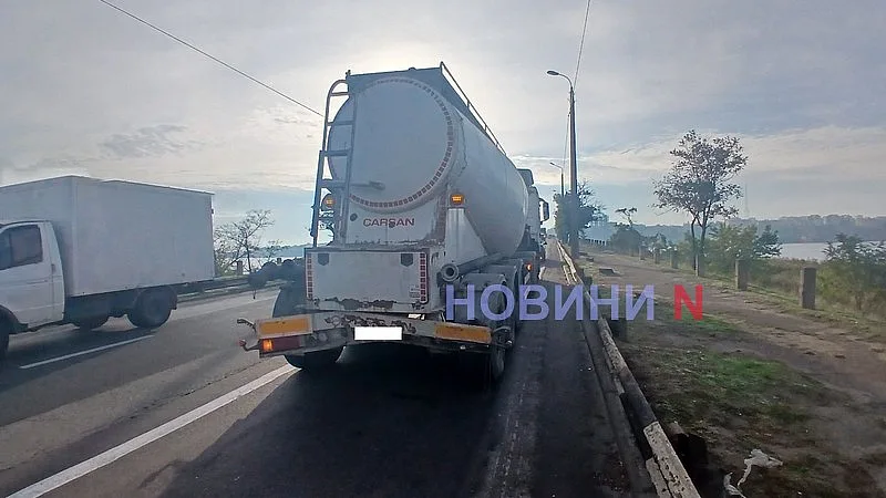 Chevrolet «догнал» тягач MAN на мосту в Николаеве