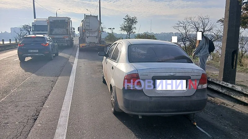 Chevrolet «догнал» тягач MAN на мосту в Николаеве
