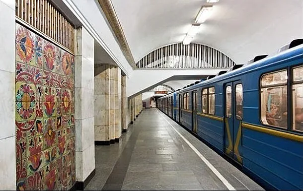У Києві повністю зупинили рух метро (відео)