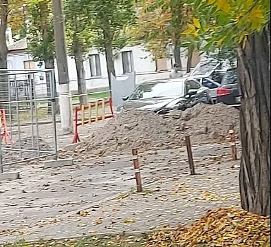 У Миколаєві третій тиждень перекрито в'їзд у двір: ремонтують тепломережі