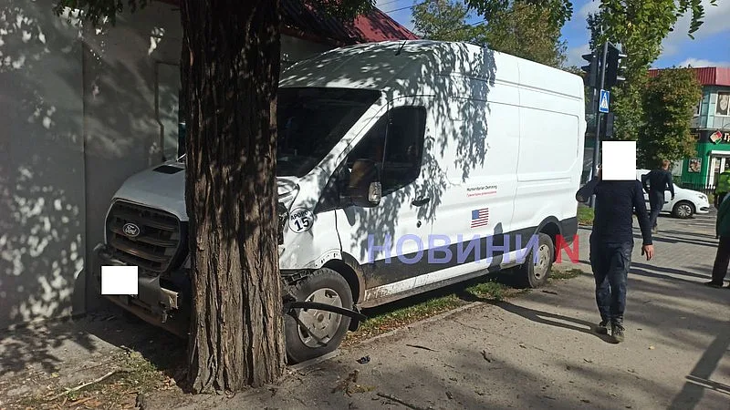 В центре Николаева Ford после столкновения с Volkswagen врезался в дом и дерево: движение затруднено 