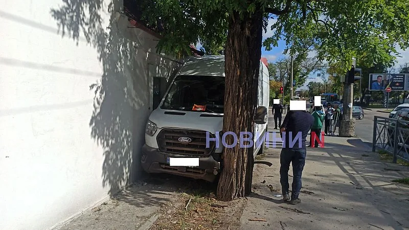 В центре Николаева Ford после столкновения с Volkswagen врезался в дом и дерево: движение затруднено 