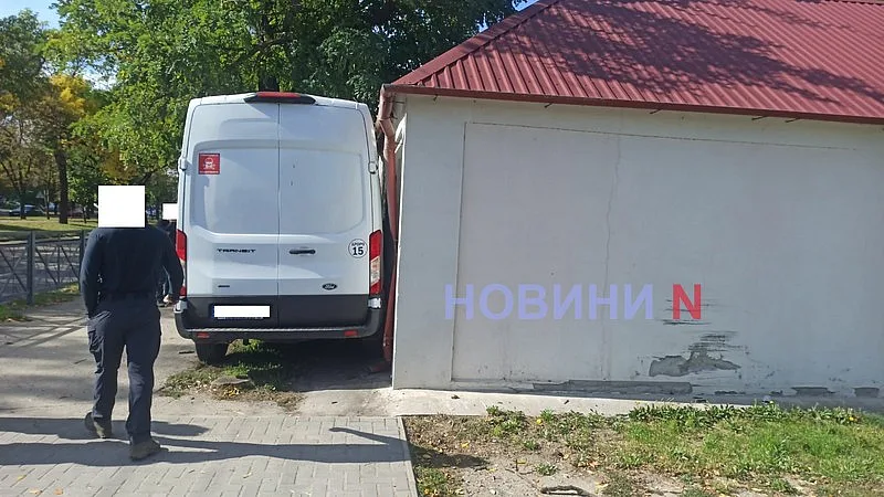 В центре Николаева Ford после столкновения с Volkswagen врезался в дом и дерево: движение затруднено 