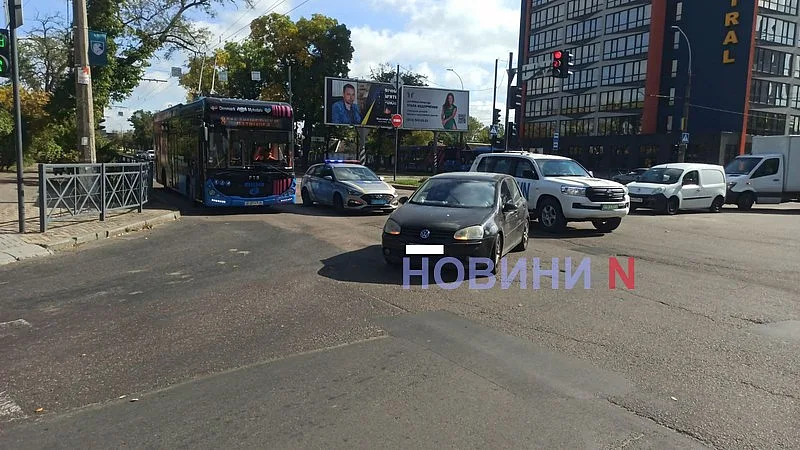 В центре Николаева Ford после столкновения с Volkswagen врезался в дом и дерево: движение затруднено 