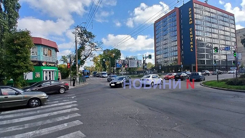 В центре Николаева Ford после столкновения с Volkswagen врезался в дом и дерево: движение затруднено 