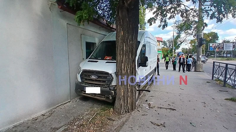 В центре Николаева Ford после столкновения с Volkswagen врезался в дом и дерево: движение затруднено 