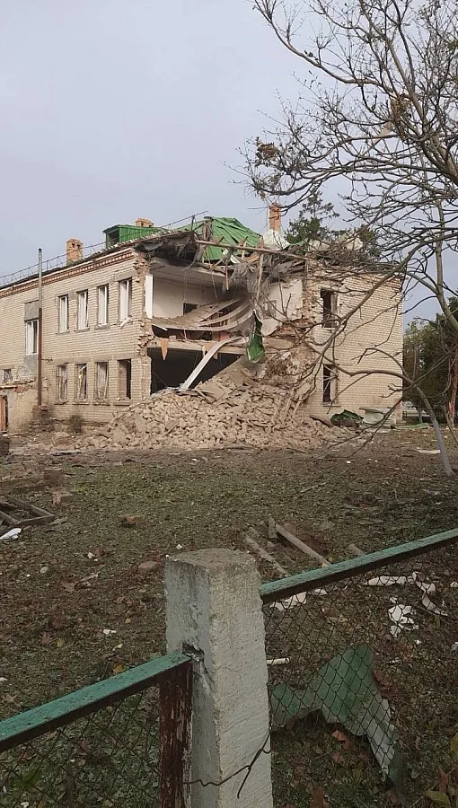 Утром россияне ударили по центру села в Николаевской области: повреждены школа и жилой дом