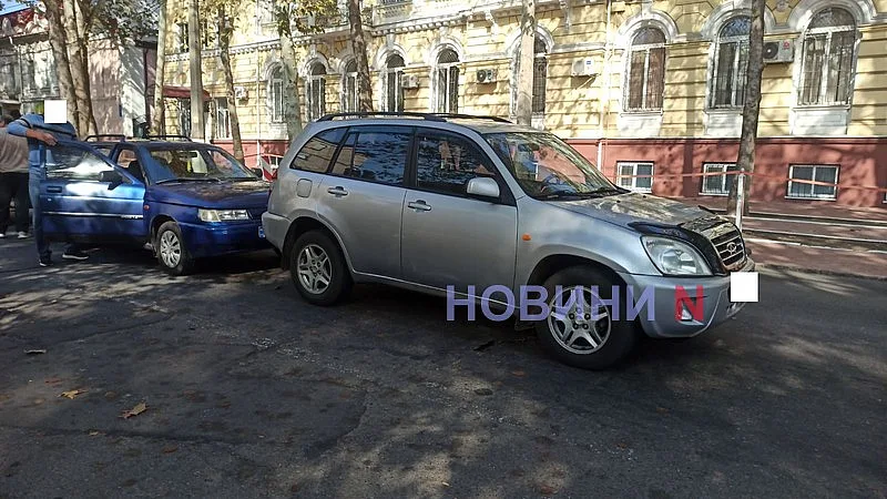 В центре Николаева столкнулись Lada и Chery: движение затруднено