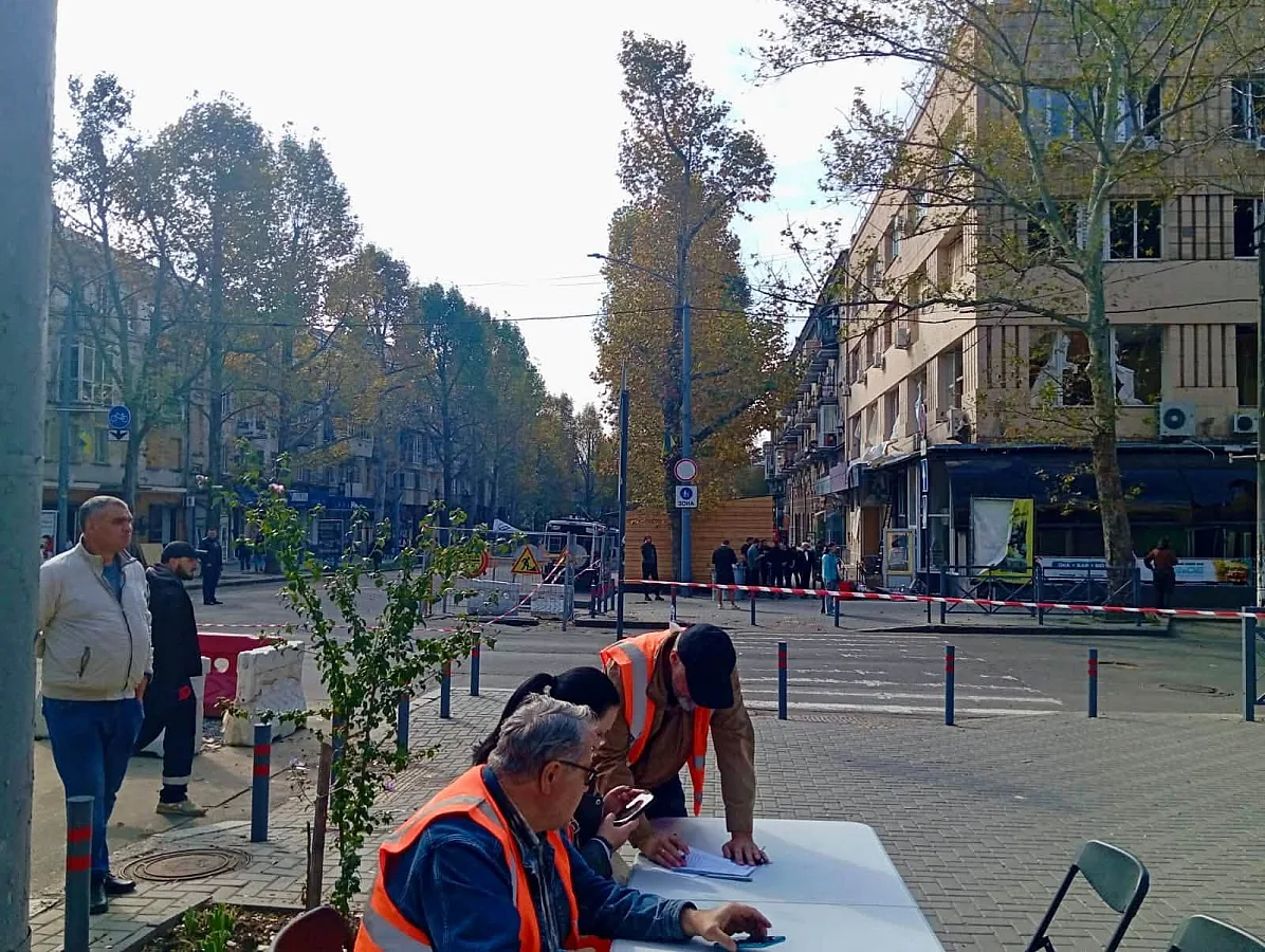 В Николаеве после обстрела коммунальщики помогают жителям закрывать выбитые окна (фото)