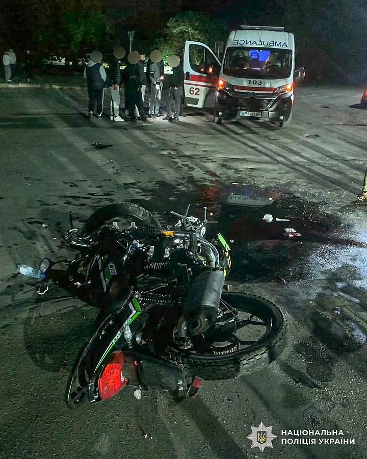 У Снігурівці 14-річний мотоцикліст врізався у мікроавтобус: підліток у тяжкому стані