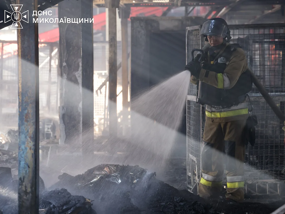В ГСЧС показали, как тушили атакованный терминал «Новой почты» в Николаеве