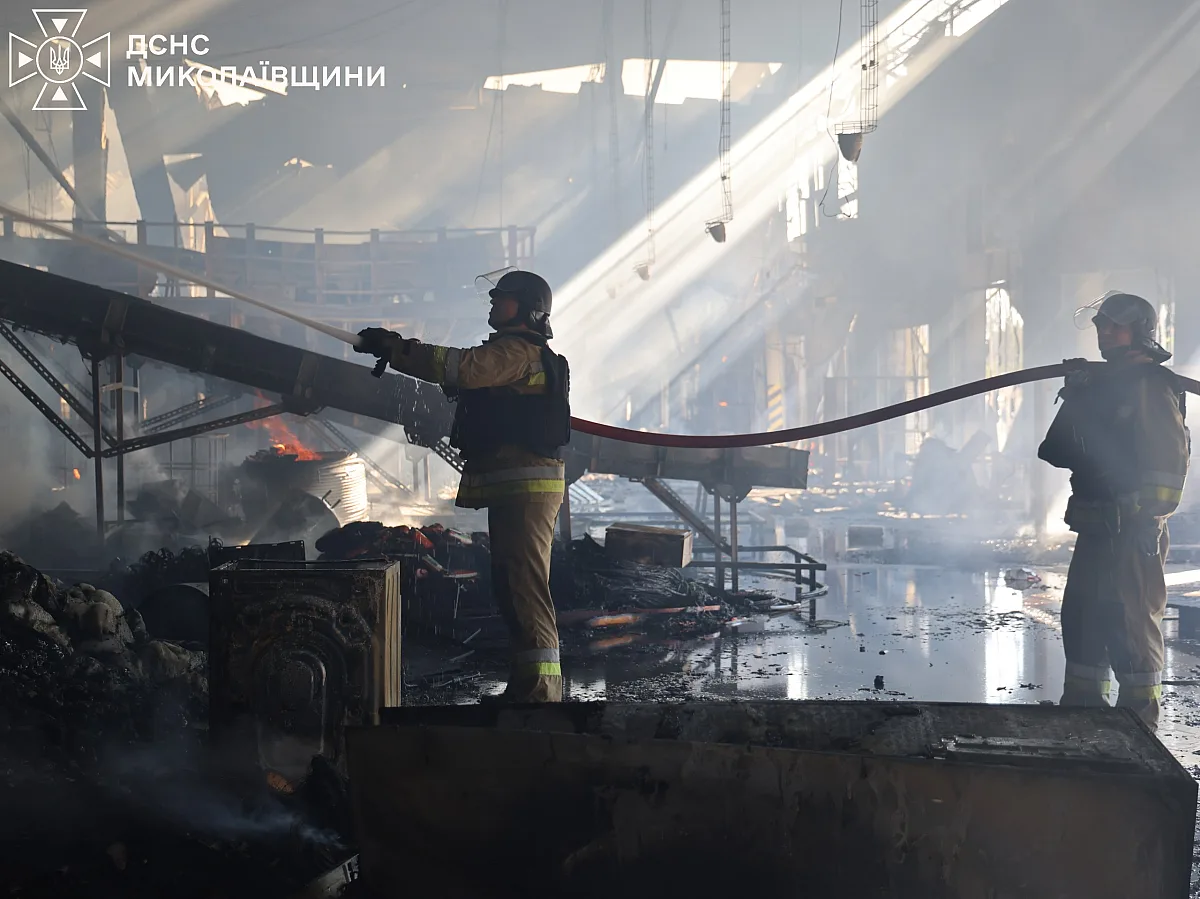 В ГСЧС показали, как тушили атакованный терминал «Новой почты» в Николаеве