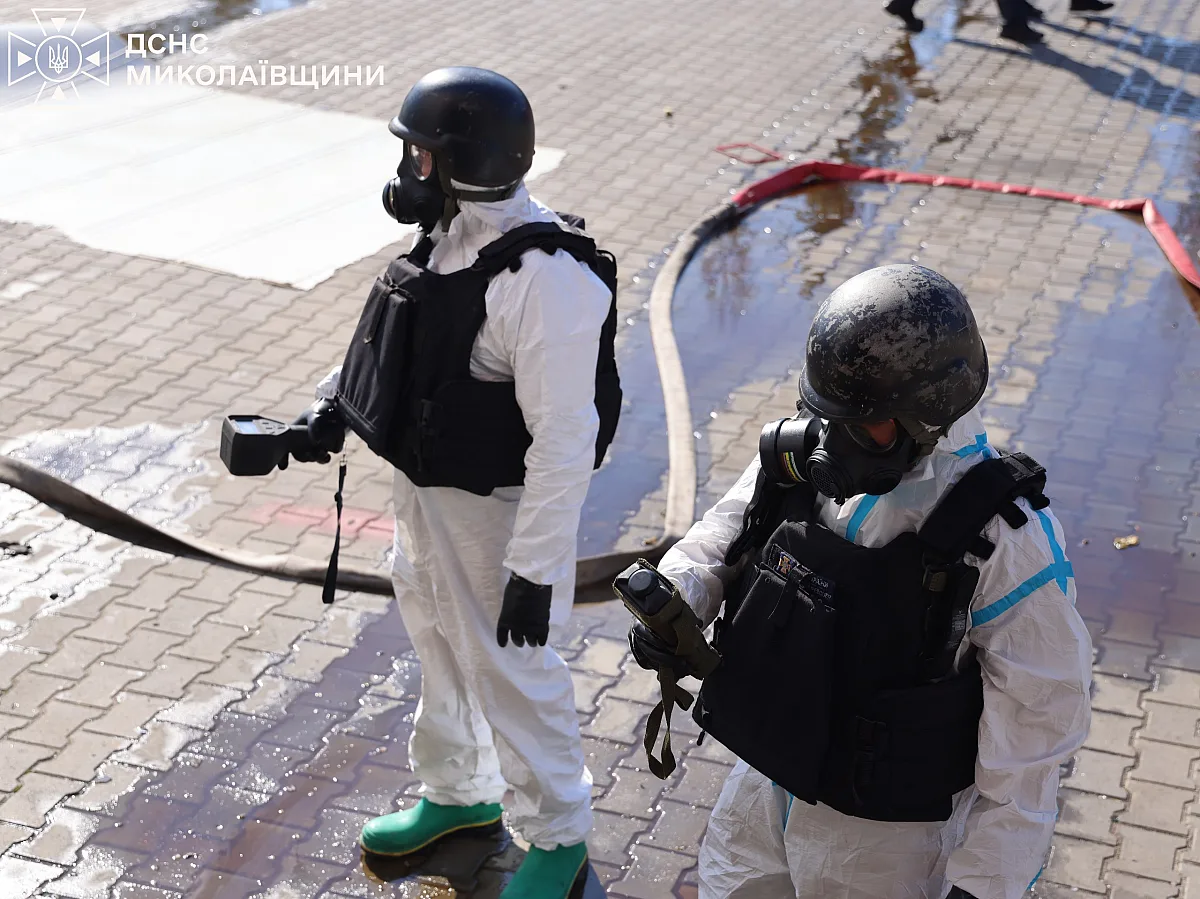 В ГСЧС показали, как тушили атакованный терминал «Новой почты» в Николаеве
