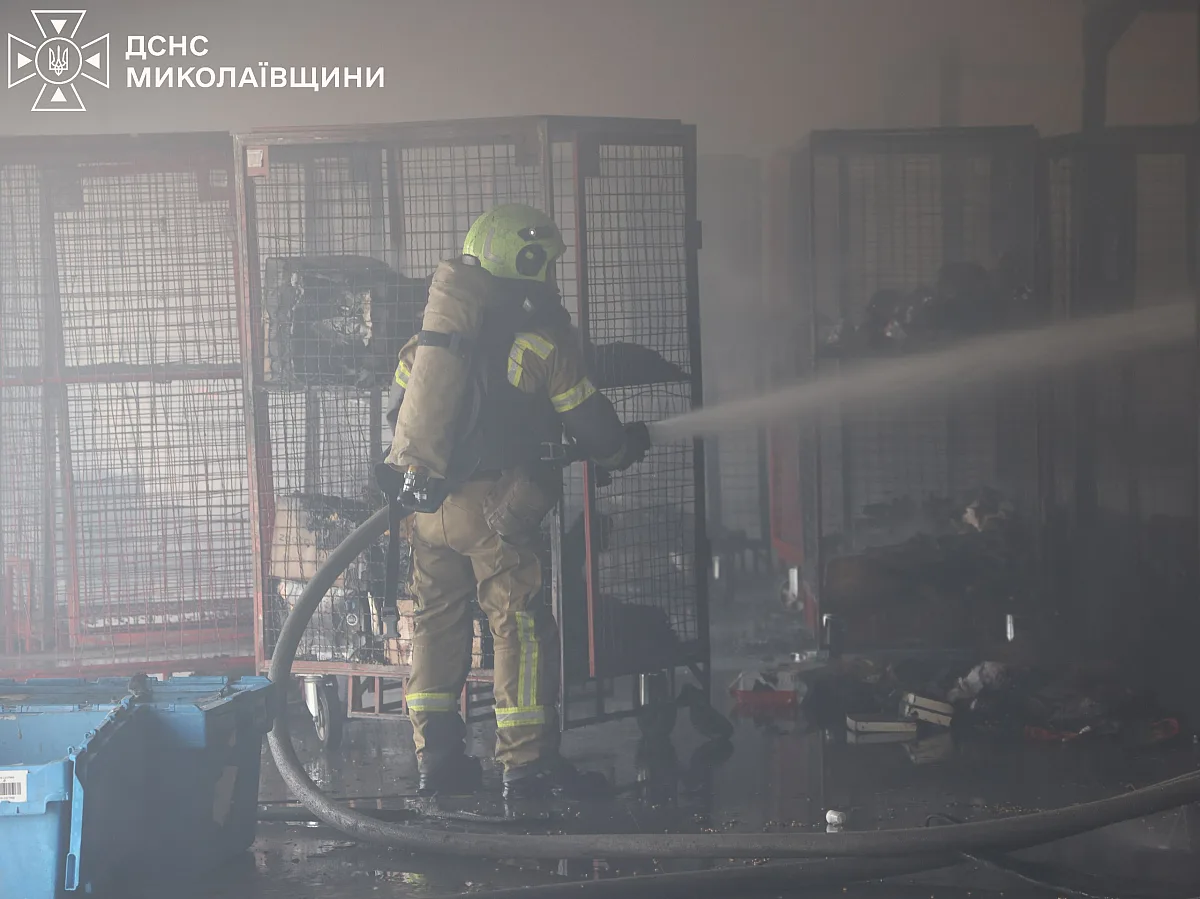 В ГСЧС показали, как тушили атакованный терминал «Новой почты» в Николаеве