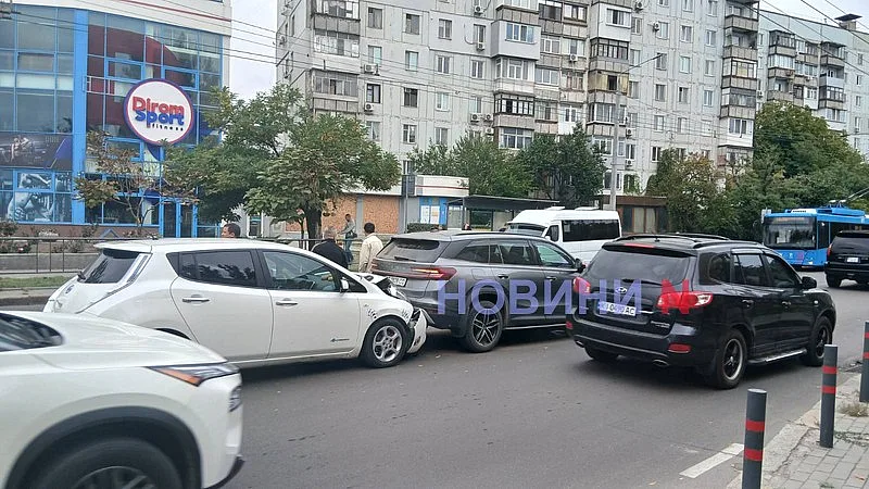 «Ниссан» протаранил «Шкоду» в Николаеве: движение затруднено