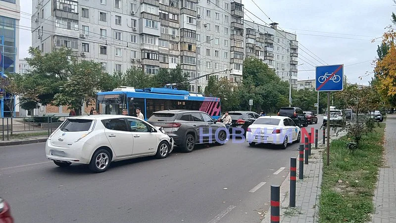 «Ниссан» протаранил «Шкоду» в Николаеве: движение затруднено