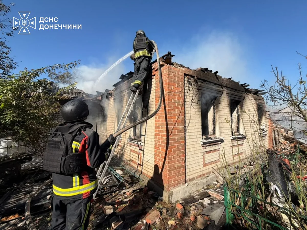 В Славянске россияне атаковали спасателей во время тушения пожаров: повреждены 44 дома