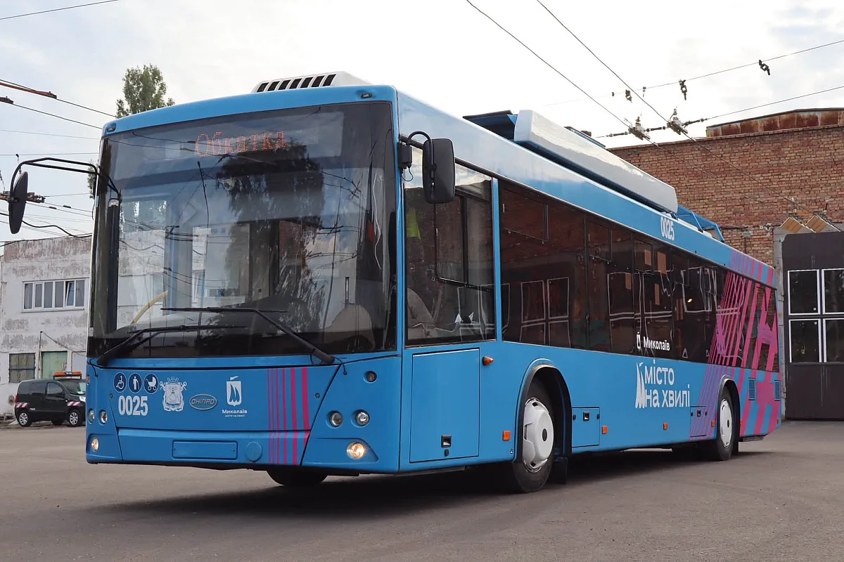 У Миколаєві модернізували тролейбус «Дніпро»: він зможе їхати без контактної мережі