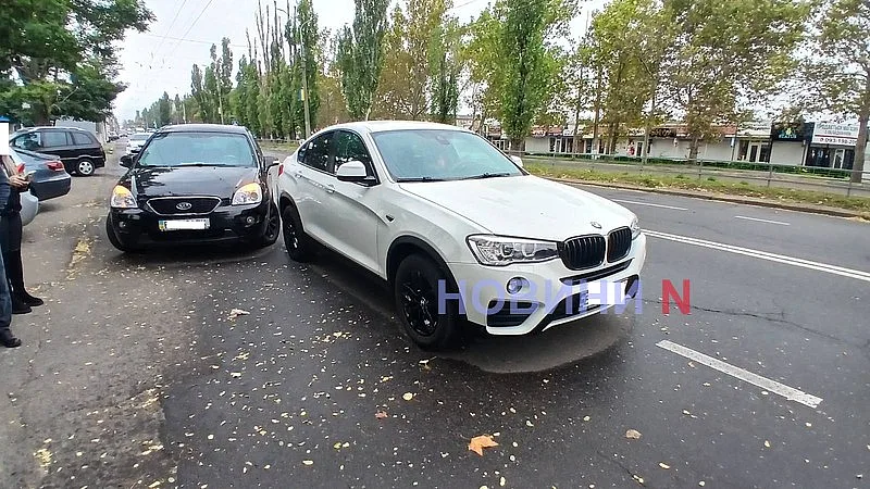 Біля ринку в Миколаєві Kia зіткнувся з BMW