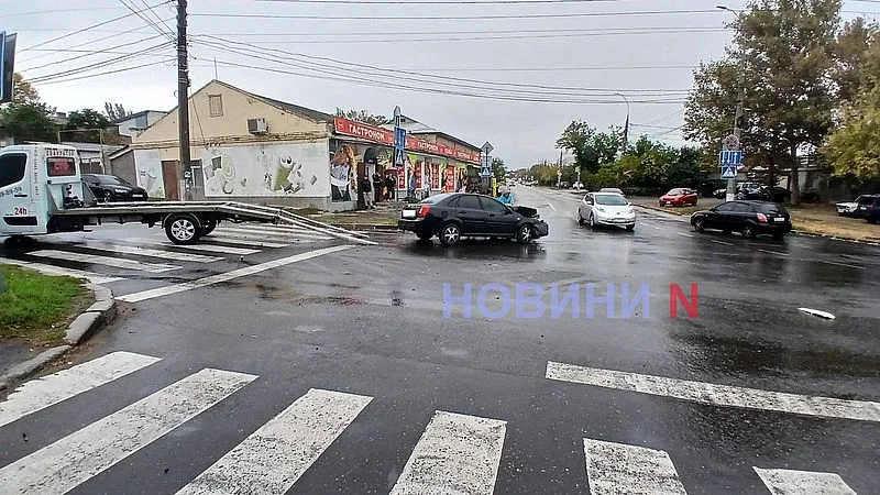 Грузовик DAF столкнулся с Chevrolet на перекрестке в Николаеве: легковушку развернуло