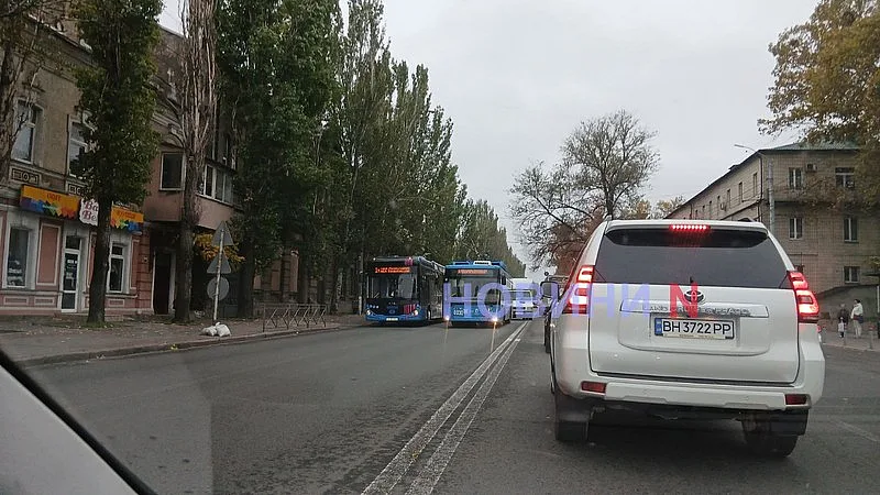 Огромная пробка в центре Николаева: два троллейбуса запутались штангами 