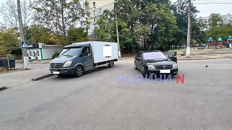 В Николаеве столкнулись Opel и грузовик Mercedes