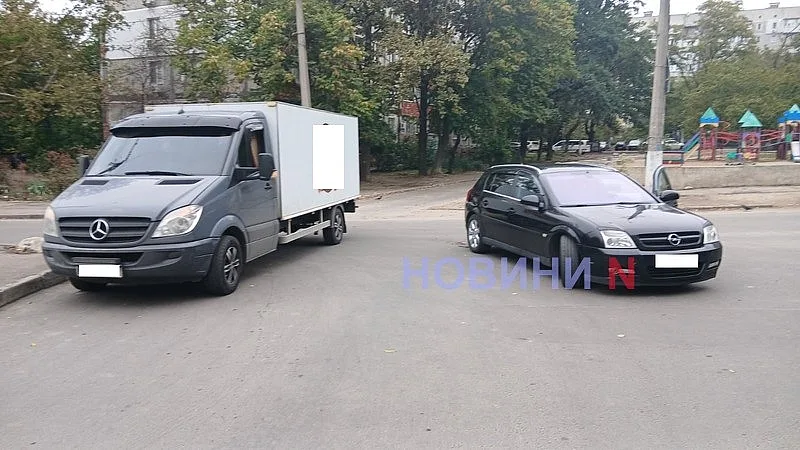 В Николаеве столкнулись Opel и грузовик Mercedes