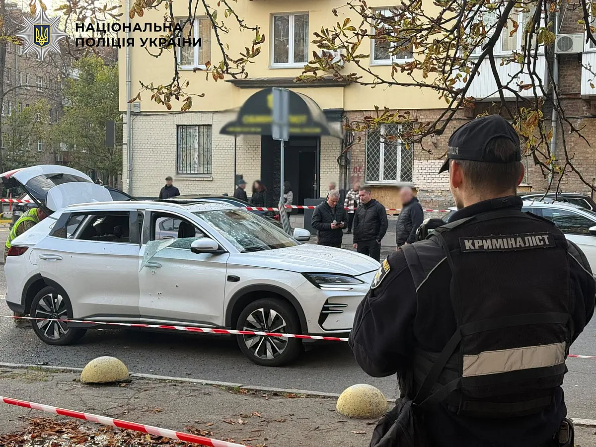 В центре Киева взорвался электромобиль: водитель получил ранения