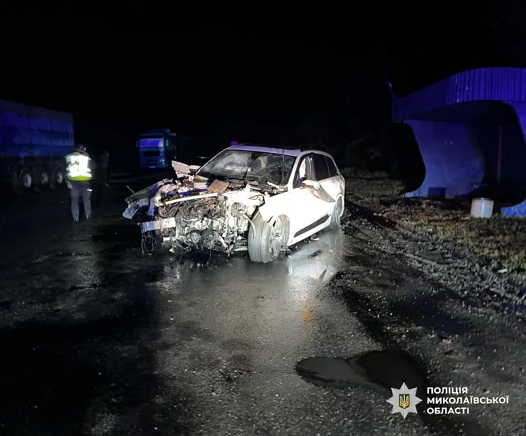 Audi Q7 врізався в припарковану фуру в Баштанці: двоє постраждалих, водій міг бути п'яний