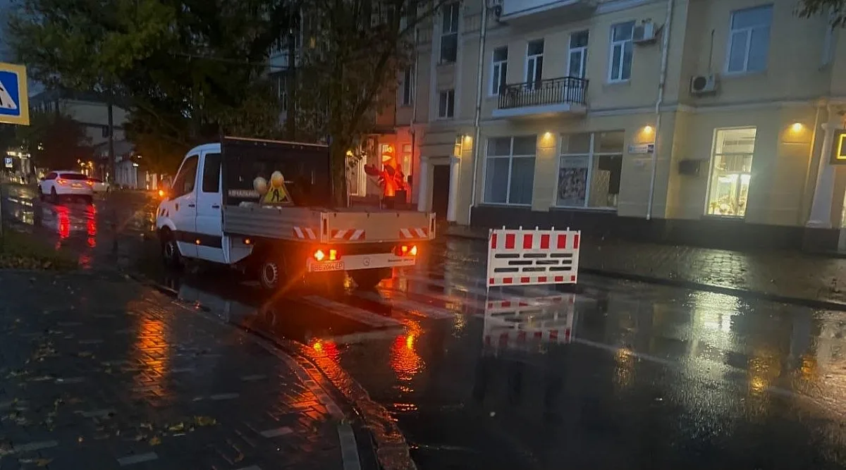 В центре Николаева перекрывали движение транспорта: коммунальщики чистили ливневку. Обновлено