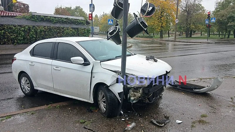 Не успел затормозить: в Николаеве Citroen зацепил BMW и снес светофор