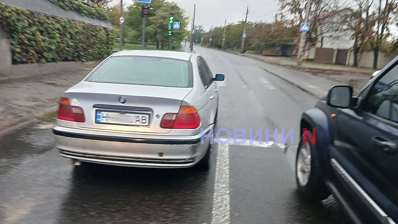 Не успел затормозить: в Николаеве Citroen зацепил BMW и снес светофор