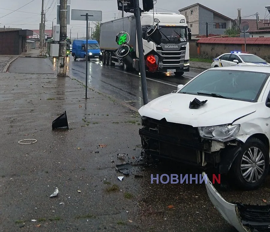 Не успел затормозить: в Николаеве Citroen зацепил BMW и снес светофор