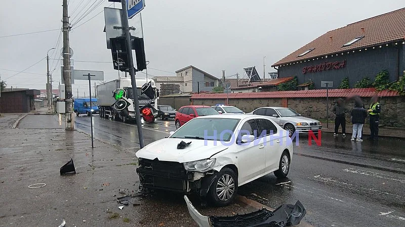 Не успел затормозить: в Николаеве Citroen зацепил BMW и снес светофор