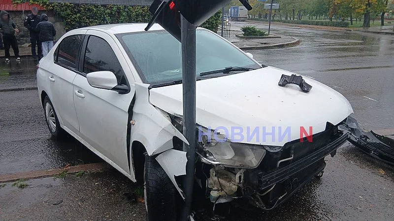 Не успел затормозить: в Николаеве Citroen зацепил BMW и снес светофор