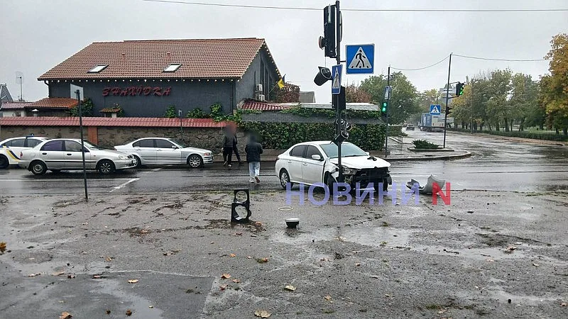 Не успел затормозить: в Николаеве Citroen зацепил BMW и снес светофор