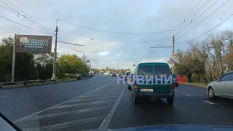 У Миколаєві через ДТП один із проспектів застиг у величезній пробці (фото)