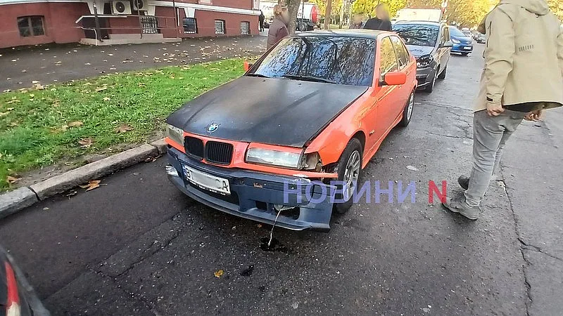 В Николаеве BMW занесло на перекрестке: автомобиль поочередно протаранил Kia и Opel