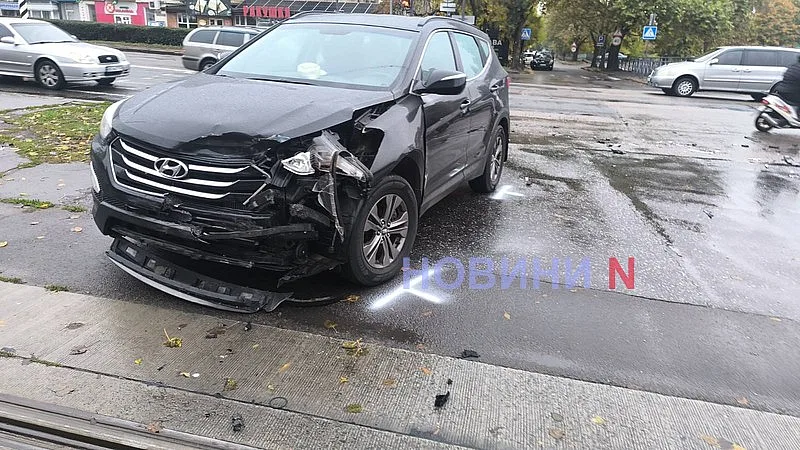 После столкновения с Hyundai Volkswagen вылетел на трамвайные рельсы и сбил женщину-пешехода