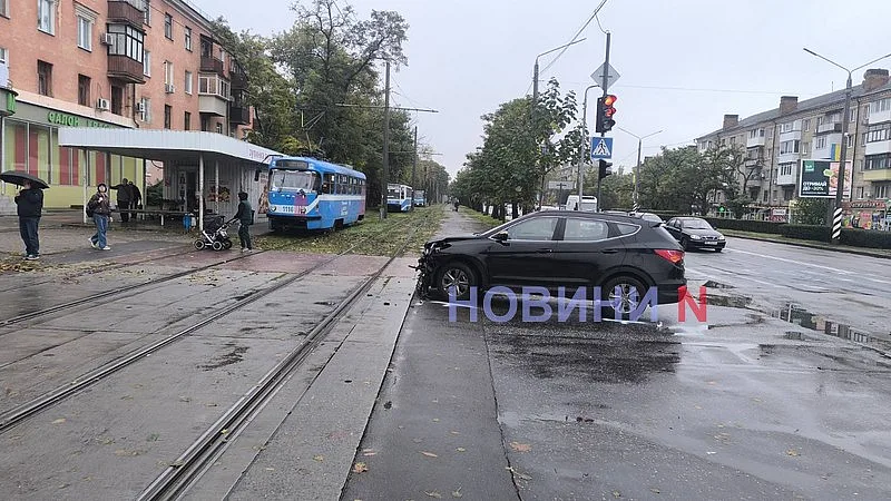 После столкновения с Hyundai Volkswagen вылетел на трамвайные рельсы и сбил женщину-пешехода