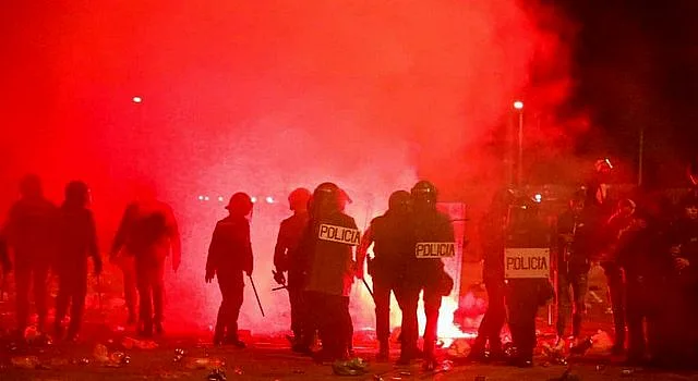 Во Франции после беспорядков предложили ввести комендантский час: протестующие заблокировали Лувр