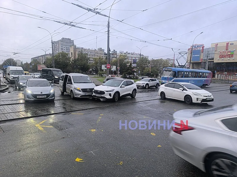 В центре Николаева столкнулись «Форд» и «Мерседес»: заблокировано движение трамваев