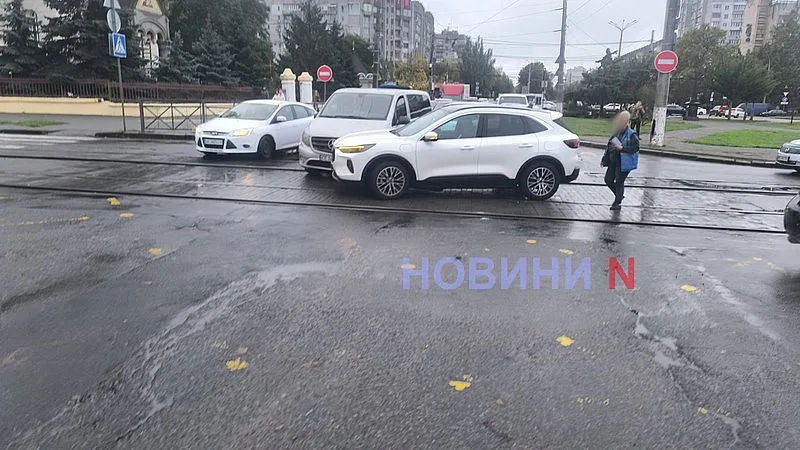 В центре Николаева столкнулись «Форд» и «Мерседес»: заблокировано движение трамваев
