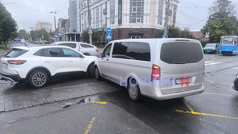 В центре Николаева столкнулись «Форд» и «Мерседес»: заблокировано движение трамваев