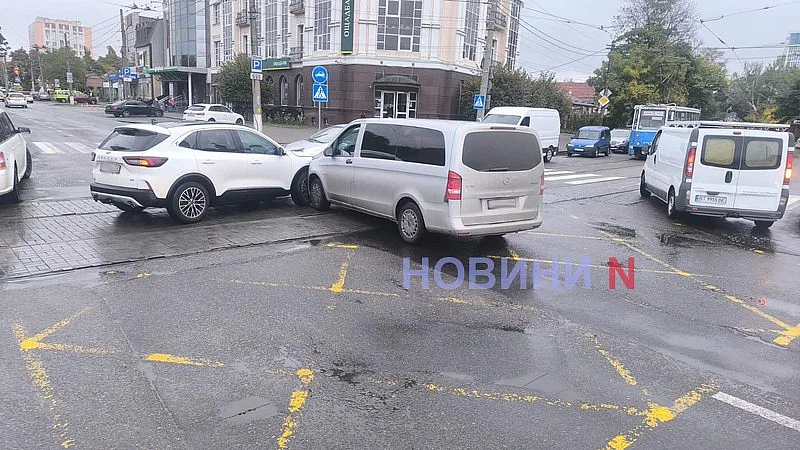 В центре Николаева столкнулись «Форд» и «Мерседес»: заблокировано движение трамваев
