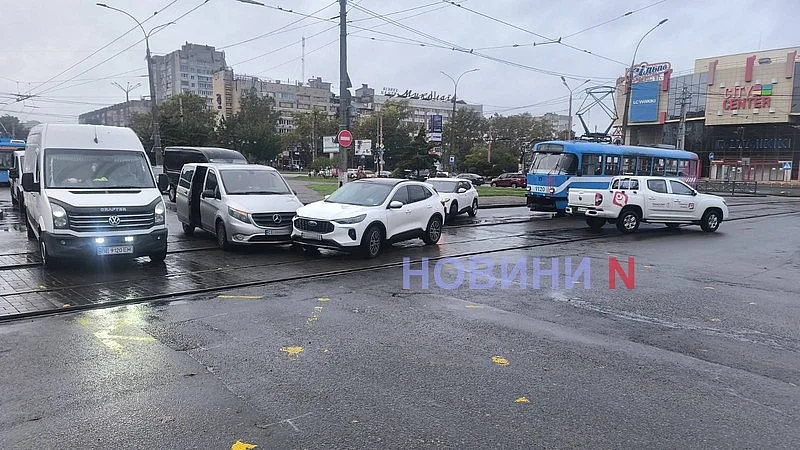 В центре Николаева столкнулись «Форд» и «Мерседес»: заблокировано движение трамваев