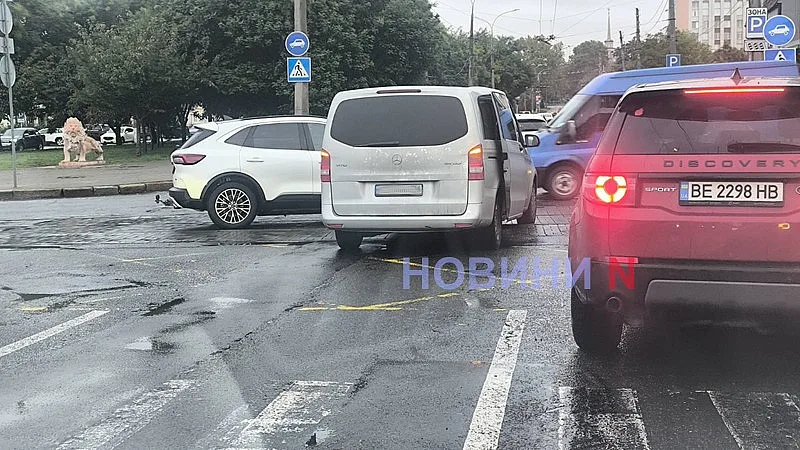 В центре Николаева столкнулись «Форд» и «Мерседес»: заблокировано движение трамваев