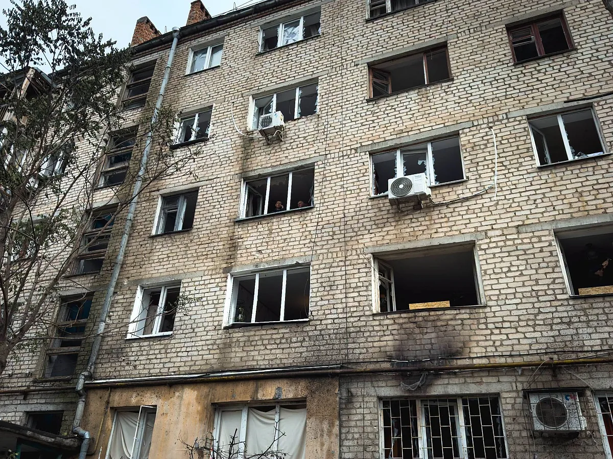 У Миколаєві ліквідують наслідки ворожої атаки (фото)