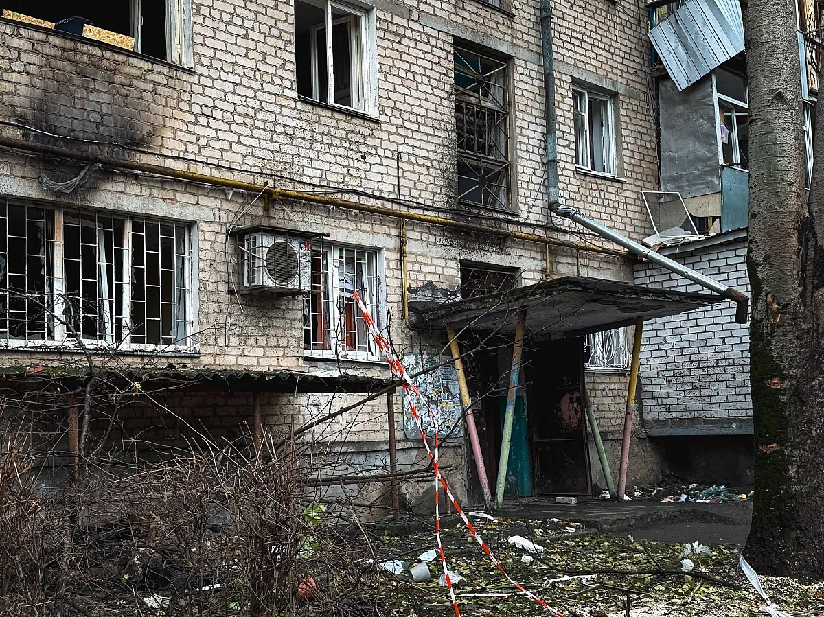 У Миколаєві ліквідують наслідки ворожої атаки (фото)